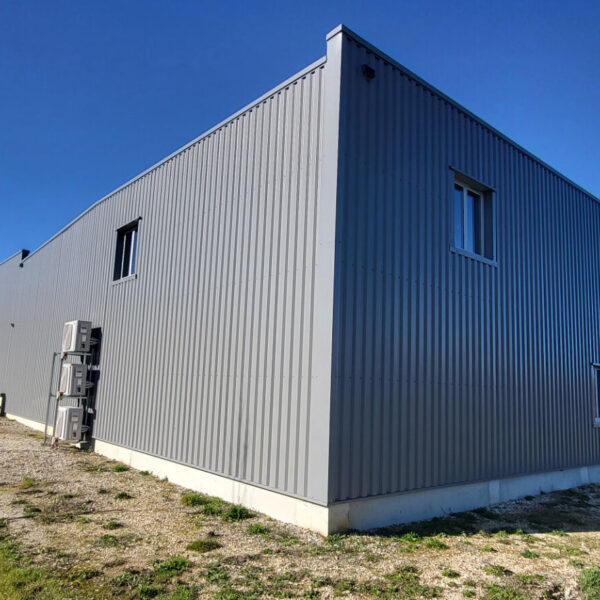 LOCATION LOCAL D&rsquo;ACTIVITES commerciales ou artisanales  BORDEAUX LIBOURNE  Village d&rsquo;activités TAILLEFER MONTUSSAN RN89 sur 280 m2 dont 95 m2 de stockage